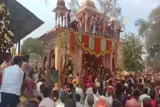 holi-of-flowers-celebrated-in-narayan-dham-village-of-ujjain