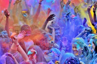 india celebrating holi