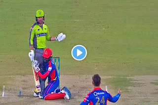 Keeper Chadwick Walton hilariously grabs Ben Dunks legs in pakistan super league