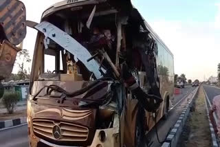 सिरोही में बस की ट्रक से टक्कर, Bus collided with truck in Sirohi
