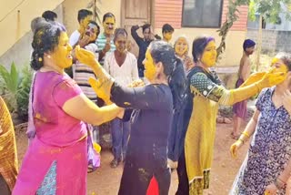 women played holi by turmeric in Dharwad