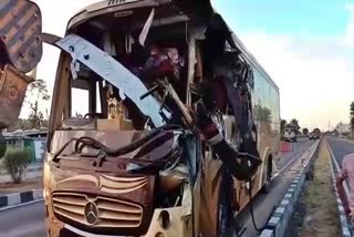 truck-and-bus-collision-in-sirohi-2-died-6-injured