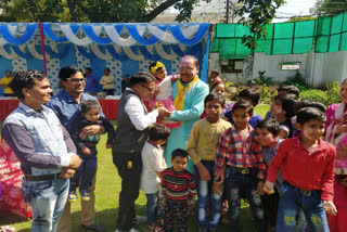 District Magistrate played Holi with orphans in Ghaziabad