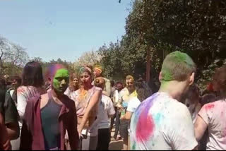 holi celebration in jnu