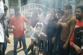 NSUI burnt Scindia's effigy in bhopal