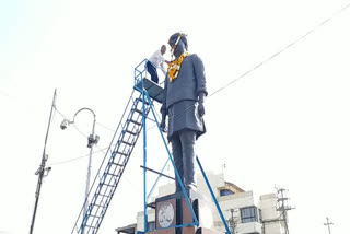 MLA Mahendra Hardia Wreath at the statue of Madhavrao Scindia