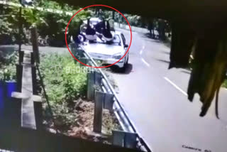 Over speeding car rams, Over speeding car rams into students, Over speeding car rams into students in Alappuzha, ಆವಾಂತರ ಸೃಷ್ಟಿಸಿದ ಕಾರು, ಆಲಪ್ಪುಳದಲ್ಲಿ ಅವಾಂತರ ಸೃಷ್ಟಿಸಿದ ಕಾರು, ಕಾರು ಡಿಕ್ಕಿ ಹೊಡೆದು ಆರು ಜನರಿಗೆ ಗಾಯ,