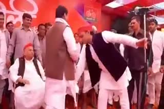 akhilesh-yadav-and-shivpal-yadav-celebrate-holi-together-in-saifai