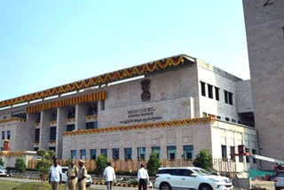 YSRCP flag colours  AP High Court  Re-paint building  YSRCP  ஆந்திராவில் அரசு கட்டடங்களில் ஒய்.எஸ்.ஆர். காங்கிரஸ் கட்சி வண்ணம் பூச்சு  அரசு சுவரில் கட்சி வண்ணம்  ஜெகன் மோகன் ரெட்டி, தெலுங்குதேசம், சந்திரபாபு நாயுடு  Court orders removing YSRCP flag colours from govt buildings