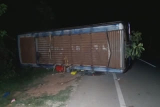 bus overturns  tourist bus  bus accident  Srimandir  odisha  ഒഡീഷ  ടൂറിസ്റ്റ് ബസ്  ശ്രീമന്ദിർ  പുരി