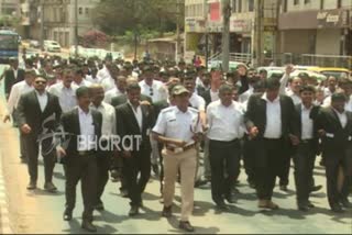 advocates-protest-against-police-in-dharwad