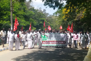 மாவட்ட ஆட்சியர் அலுவலகத்தை முற்றுகையிட்ட விவசாயிகள் - இழப்பீடு வழங்கக் கோரிக்கை!