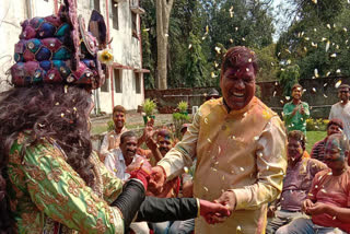 Minister Faggan Singh Kulaste played Holi