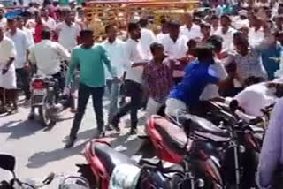 attack on janaesna candidate by ycp leaders at guntur dst narsaraopeta