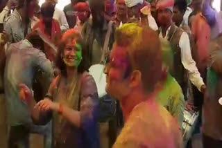 Collector and SP played Holi with police employee in Ratlam