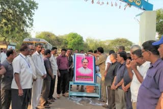 మహబూబాబాద్​లో సీఎం చిత్ర పటానికి క్షీరాభిషేకం