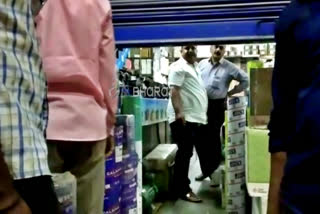 IT attack on reputable store, IT attack on reputable store in Shivamogga, IT attack on reputable store news, ಪ್ರತಿಷ್ಠಿತ ಮಳಿಗೆ ಮೇಲೆ ಐಟಿ ದಾಳಿ, ಶಿವಮೊಗ್ಗದಲ್ಲಿ ಪ್ರತಿಷ್ಠಿತ ಮಳಿಗೆ ಮೇಲೆ ಐಟಿ ದಾಳಿ, ಪ್ರತಿಷ್ಠಿತ ಮಳಿಗೆ ಮೇಲೆ ಐಟಿ ದಾಳಿ ಸುದ್ದಿ,