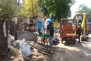 Officers clear the road side shops, Officers clear the road side shops in Hassan Municipality, Officers clear the road side shops news, ಅಂಗಡಿ ತರೆವು ಮಾಡಿದ ನಗರಸಭೆ ಅಧಿಕಾರಿಗಳು, ಶಿವಮೊಗ್ಗದಲ್ಲಿ ಅಂಗಡಿ ತರೆವು ಮಾಡಿದ ನಗರಸಭೆ ಅಧಿಕಾರಿಗಳು, ಅಂಗಡಿ ತರೆವು ಮಾಡಿದ ನಗರಸಭೆ ಅಧಿಕಾರಿಗಳು ಸುದ್ದಿ,