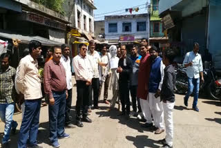 Congress workers opposed Jyotiraditya Scindia by burning effigy in vidisha