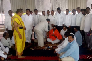 markfed chairman Mara Gangareddy visited the Siddarameshwara Temple