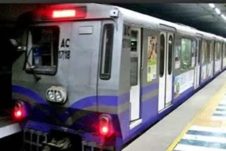 young lady tried to commit suicide in kolkata metro