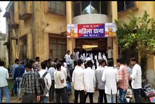 Students besiege the female police station