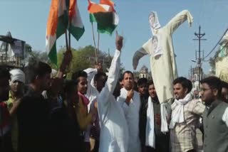 Congress workers burn effigy of Jyotiraditya Scindia IN DATIA