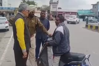 Traffic police make people aware for traffic rules in pathankot