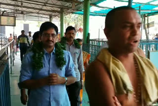 SV Krishna Reddy who visited Vadapalli Venkateswaraswamy