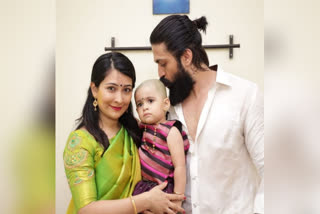 radhika share family pic