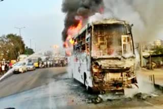 ಮುಂಬೈ-ಹೈದರಾಬಾದ್‌ ಖಾಸಗಿ ಬಸ್‌ಗೆ ಬೆಂಕಿ Private bus catches fire in Hyderabad