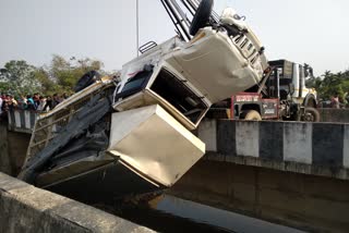 দুই বাহনৰ সংঘৰ্ষ