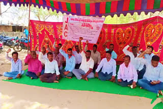 field assiatants protest at kondapur mpdo office