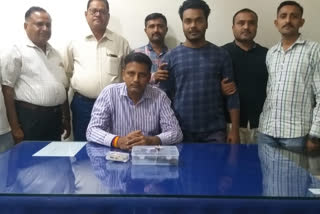 The Vadodara police arrested accused with a pistol and live cartridge