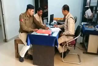 after viral video of a fight case is registered in telibandha police raipur