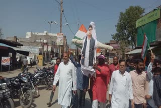 Congress workers burn effigy of Jyotiraditya Scindia