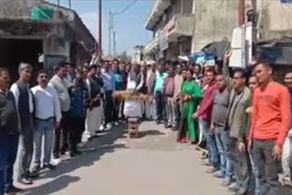 congress-burnt-effigy-of-state-government-in-haldwani