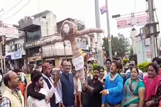 Congress workers burnt Scindia's effigy IN SHAHDOL