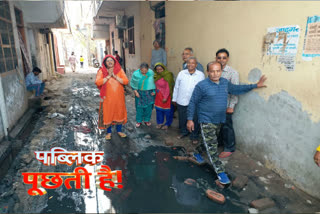 people are in trouble due to dirty water filling on the road in narela