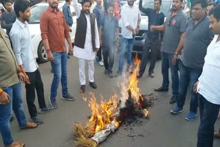 Effigy burn lit with slogans of scindia murdabad in gwalior