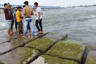 गंगा बैराज के डेथ प्वाइंट पर जुट रही लोगों की भीड़.