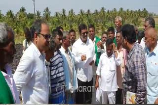 minister visit to sugar cane land in ranebennur