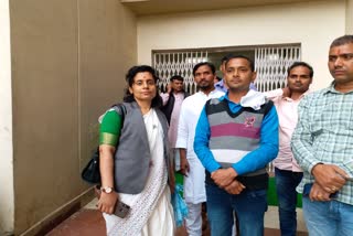 along with Female RJD worker from Patna two people reached to meet Lalu Yadav in RIMS