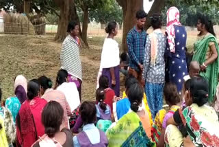 Angry victims of Panchayat verdict reached police station against accused of trying rape at jashpur