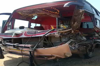 barati loded Bus crashed into truck in hoshangabad