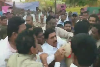 ysrcp-activists-attack-on-tdp-leaders-kalava-srinivasulu