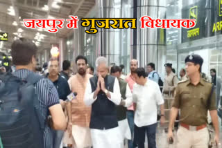 jaipur airport,  14 congress MLA reaches jaipur, congress MLA , jaipur news,  जयपुर न्यूज, कांग्रेसी विधायक पहुंचे जयपुर, गुजरात के 14 कांग्रेसी विधायक, कांग्रेसी विधायक