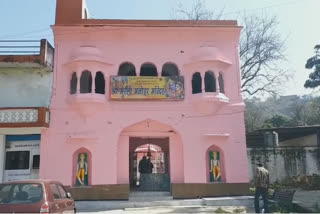 Lord Krishna holds flute in opposite direction in Murli Manohar temple