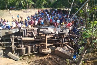 Torres lorry accident  ടോറസ് ലോറി അപകടം  കുറ്റിക്കോല്‍ വൈദ്യുതി സെക്ഷൻ