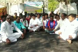 mla Sridhar Babu participated in the strike of field assistants in manthani